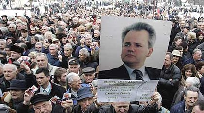 Miles de seguidores despiden los restos de Milosevic