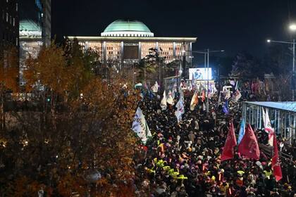 Miles de surcoreanos salieron a las calles nada más el presidente del país anunció sus intenciones de imponer un régimen de estado de excepción