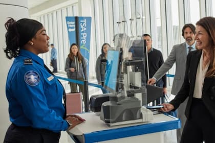 Miles de trabajadores de primera línea de la TSA cumplieron con sus funciones sin percibir salario durante semanas