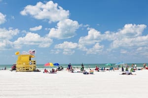 Miles de turistas llegan año tras año a disfrutar de Siesta Beach.