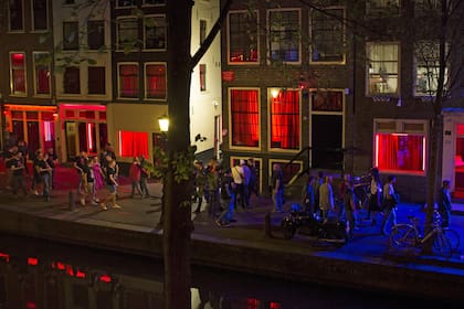 Miles de turistas pasean cada día por el Barrio Rojo, en el centro de Amsterdam