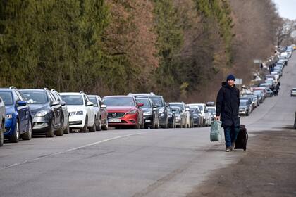 Miles de ucranianos escapan de la guerra hacia la frontera con Polonia cerca de la ciudad de Shehyni 