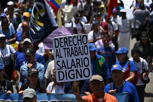 Las críticas obligan a Maduro a una inédita marcha atrás: reajusta el ticket canasta y el "bono de guerra"