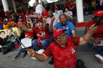 Miles de venezolanos se concentran hoy para despedir el cortejo fúnebre del fallecido presidente venezolano, Hugo Chávez
