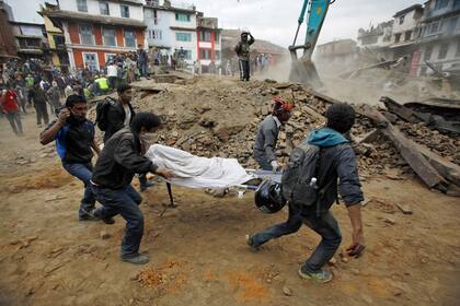 Miles de voluntarios trabajan en la recuperación de los cuerpos en Nepal