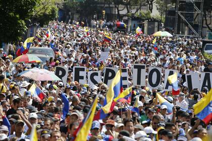 Miles marcharon hoy en Caracas en contra de Maduro