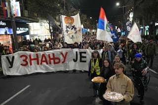 Miles se manifiestan en Belgrado contra la represión de las protestas estudiantiles