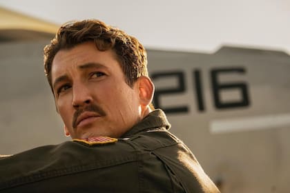 Miles Teller, quien interpreta a Bradley "Rooster" Bradshaw, sufrió una reacción alérgica durante la grabación, una situación que Tom Cruise tomó con humor