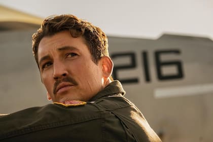 Miles Teller, quien interpreta a Bradley "Rooster" Bradshaw, en Top Gun contribuyó con su bigote a movilizar la tendencia en el mundo