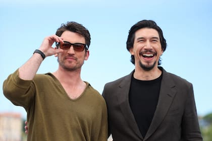 Miles Teller y Adam Driver posaron hoy, luego de que anoche se presentara su film, Paper Tiger, una de las películas que forma parte de la competencia oficial del festival este año
