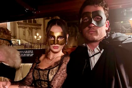 Miles Teller y su mujer, Keleigh Sperry, que llevó un vestido de encaje de la firma Rasario.