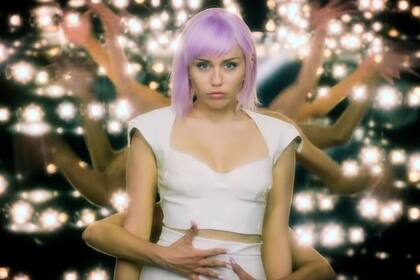 Miley Cyrus, en 2019, protagonizó un capítulo de Black Mirror. Ya había protagonizado la serie Crisis in Six Scenes de Woody Allen, en 2016