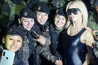 Las fotos de Miley Cyrus con agentes de la Policía Bonaerense