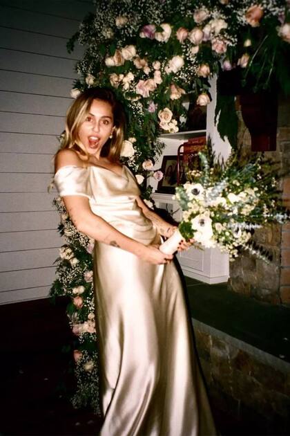 Miley Cyrus hizo un gesto irreverente similar al del Dibu Martínez en el día de su boda con Liam Hemworth, el 23 de diciembre de 2018