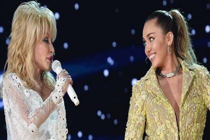 Miley Cyrus junto a Dolly Parton