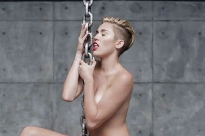 Miley, provocadora en el video de Wrecking Ball