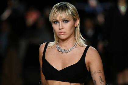 Miley Cyrus coquetea un rato con la moda, al desfilar en la presentación de la nueva colección 2020 del diseñador Marc Jacobs que se realizó en Nueva York