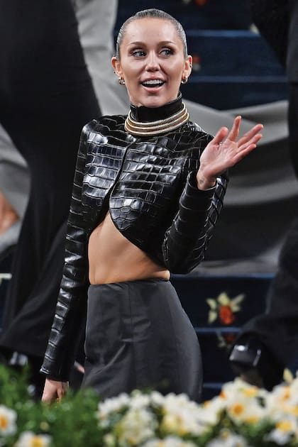 Miley Cyrus se decantó por un
look de Alaïa: chaqueta torera manga
larga de cuero y falda de cintura alta.
Las joyas son de Cartier.