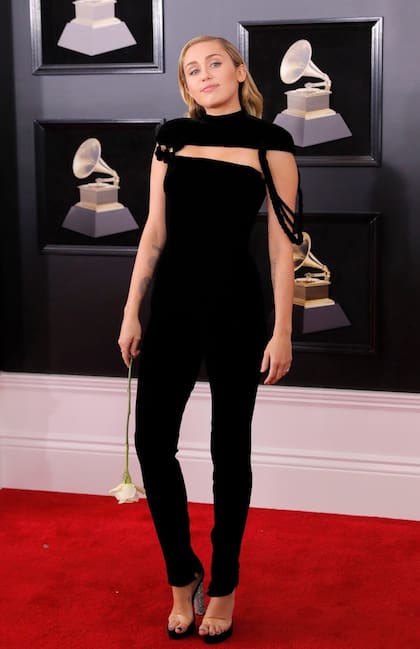 Miley Cyrus sorprendió con un estilismo más sencillo de lo habitual. Se sumó al estilo jumpsuit con este mono de terciopelo negro de Jean Paul Gaultier.