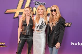 Miley Cyrus vuelve a sus raíces de "Hannah Montana" por especial aniversario