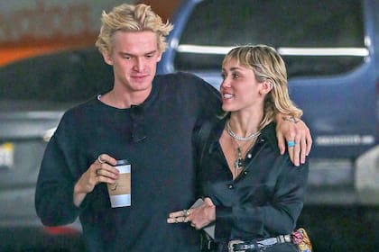 Miley Cyrus y Cody Simpson, de amigos de la adolescencia a novios