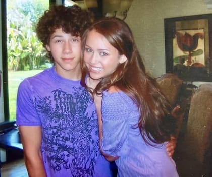 Miley Cyrus y Nick Jonas en 2007, en una foto publicada por Laura Rudy, la asistente personal de la actriz y cantante (Foto: Instagram @laurarudy1)