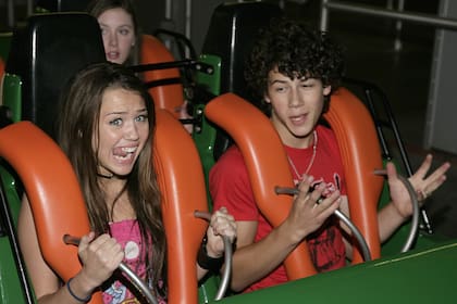 Miley Cyrus y Nick Jonas se enamoraron el día en el que se conocieron. Ambos eran muy jóvenes y mantuvieron su relación en secreto