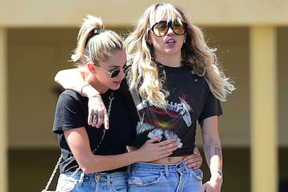 Miley Cyrus y Kaitlyn Carter en uno de los tantos paseos románticos que los fotógrafos pudieron retratar