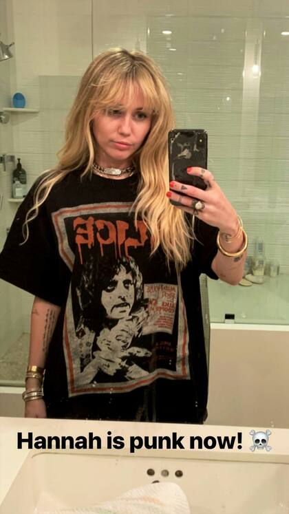 Miley dedicó un buen rato del jueves a mostrar su nuevo look.