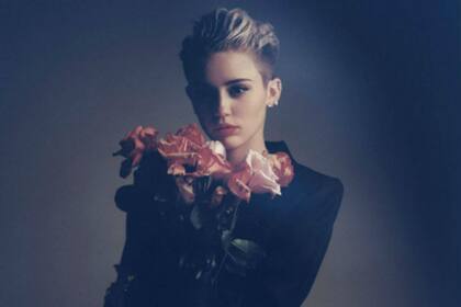 Miley en la portada de su nuevo single, I Adore You