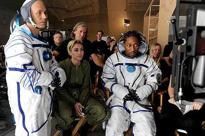 Miley mira cómo quedó una escena