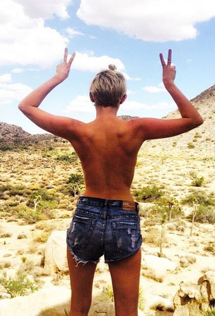 Miley posó sin ropa en el desierto