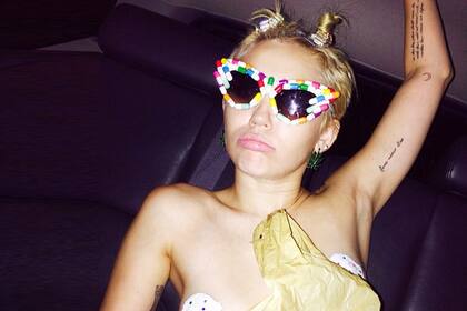 Miley se fue de fiesta con pezonera