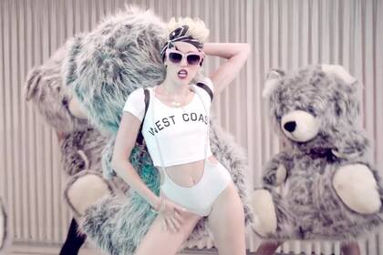 Miley versión 2013: rubia, en una fiesta, con poca ropa y los osos de peluche al poder