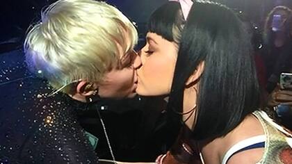 Miley y Katy y el esperado beso