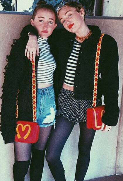 Miley y Noah, con la misma cartera