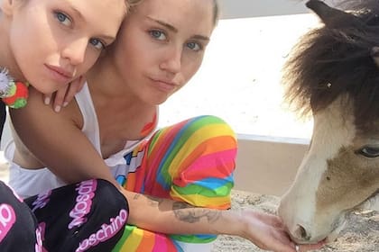 Miley y Stella, ¿amigas o novias?