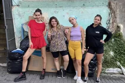 Milgrau, Rodrigues y las voluntarias Jady Carvalho y Fernanda Garroux en una jornada de limpieza.