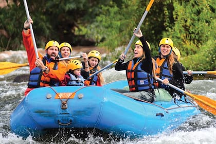 Mili con su pareja, Agustín Garavaglia, sus hijas y una amiga durante el rafting por el río Juramento, en Salta, cerca del lugar de la tragedia