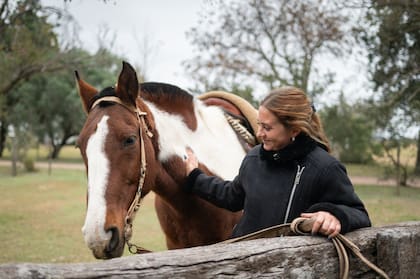 Mili Govedic, anfitriona y responsable del trabajo cotidiano en el campo