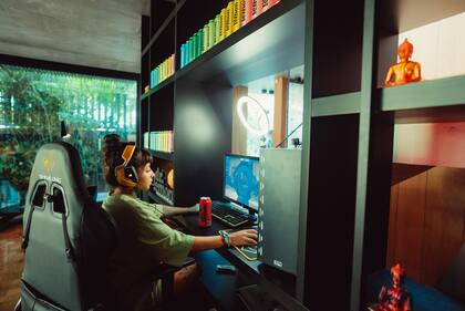 Mili Mansilla streameando desde la Dr. Lemon House.