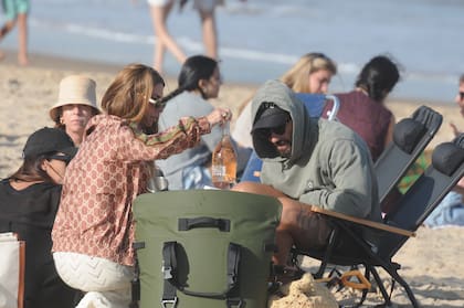 Mili suele llevar una heladera marca Yeti con minibar y convida tragos (uno de sus permitidos) a sus conocidos en la playa.