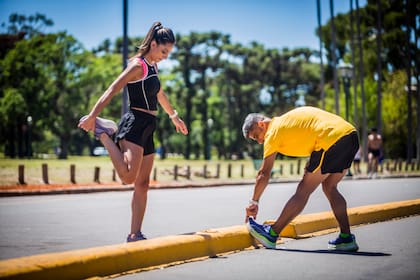 Mili y Fede, elongan después de correr.