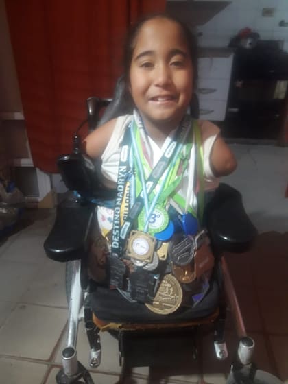 Mili y parte de las medallas que ganó corriendo con su padre (Foto: Sebastián Inalaf)