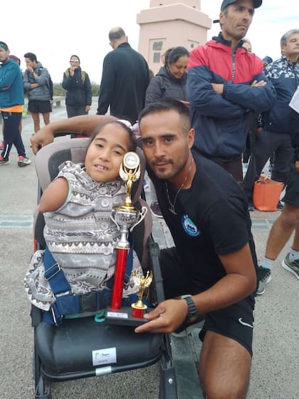 Mili y Sebastián con uno de sus trofeos (Foto: Sebastián Inalaf)