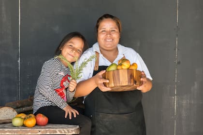 MIli y su hija Briana. Al igual que buena parte del staff y el propietario mismo, son peruanas. Mili es ayudante de cocina.