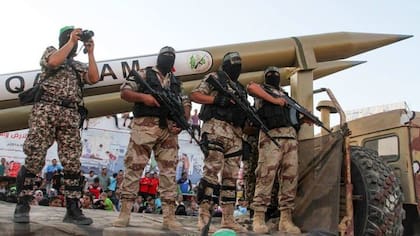 Milicianos de Hamas, junto a cohetes Qassam 4