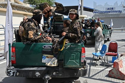 Milicianos talibanes patrullan los alrededores del Estadio Nacional de Criquet en Kabul