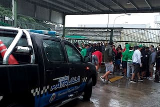 Reclamo. Violento bloqueo de los camioneros de Moyano a una empresa de logística