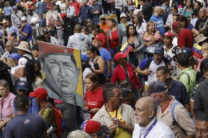 Militantes chavistas en el acto de Caracas donde se recordó la caída en 1958 del dictador Marcos Pérez Jiménez. (AP Photo/Jesus Vargas)